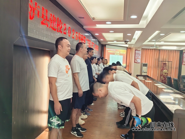泸县建校举行2025年秋期新教师入职培训会暨“青蓝工程”启动仪式