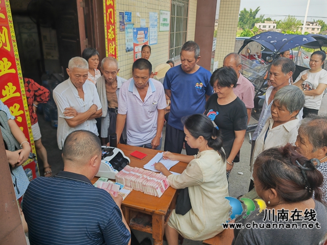 泸县:订单酿酒高粱酿造村民的幸福(图4) 高粱丰收,村民喜领票子(曾佐然摄).jpg