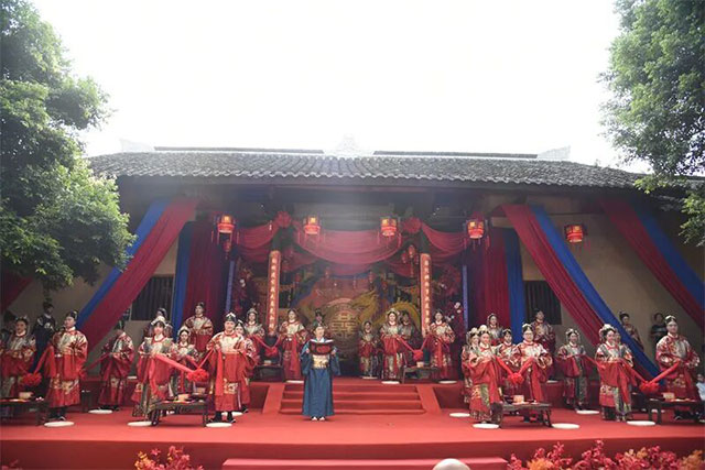 刷屏了!内江市隆昌16对新人在古寨办 “零彩礼” 中式婚典——(图1) 1.jpg