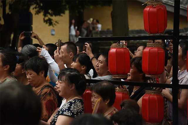 刷屏了!内江市隆昌16对新人在古寨办 “零彩礼” 中式婚典——(图2) 2.jpg