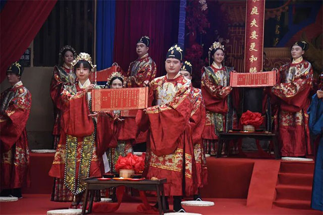 刷屏了!内江市隆昌16对新人在古寨办 “零彩礼” 中式婚典——(图3) 3.jpg