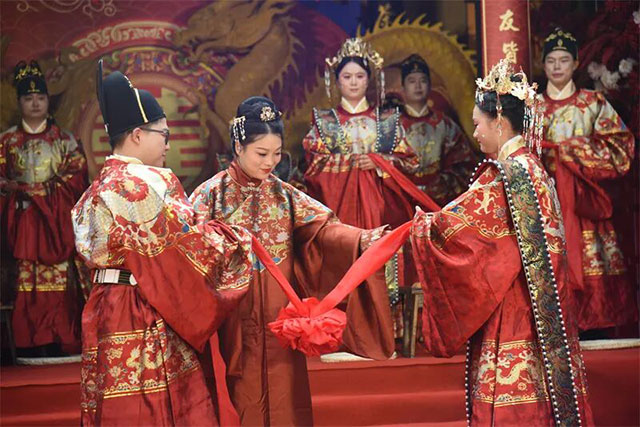 刷屏了!内江市隆昌16对新人在古寨办 “零彩礼” 中式婚典——(图4) 4.jpg