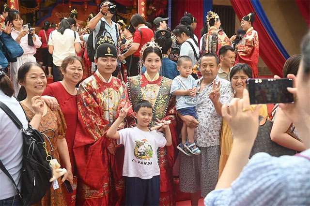 刷屏了!内江市隆昌16对新人在古寨办 “零彩礼” 中式婚典——(图7) 7.jpg