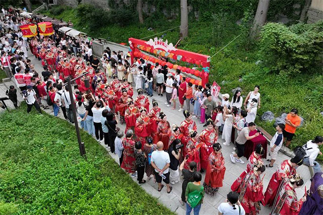 刷屏了!内江市隆昌16对新人在古寨办 “零彩礼” 中式婚典——(图8) 8.jpg