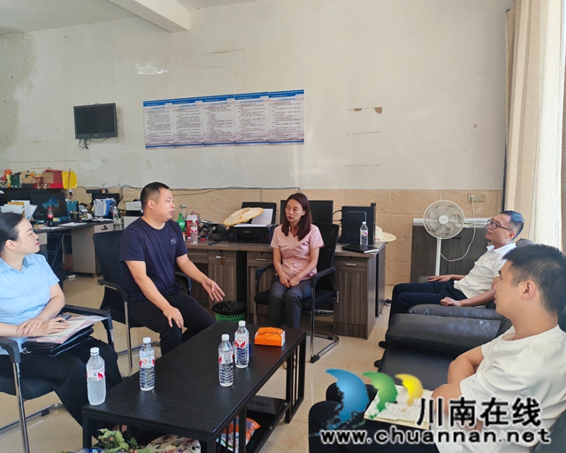 泸县:“零距离”走访返乡创业农民工,为“归雁兴业”保驾护航(图1) 走访组在泸县百和镇泸州市金粮源智慧农业科技有限公司开展调研.jpg