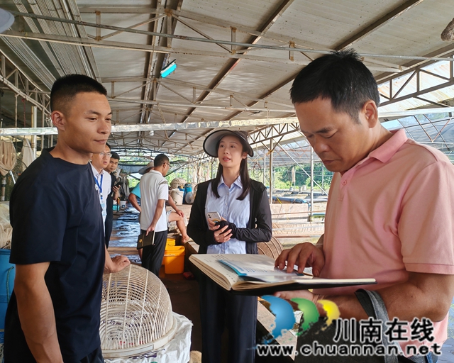 泸县:“零距离”走访返乡创业农民工,为“归雁兴业”保驾护航(图2) 走访组在泸县潮河镇泸县鱼苗繁殖场、泸县美景家庭农场开展调研.jpg