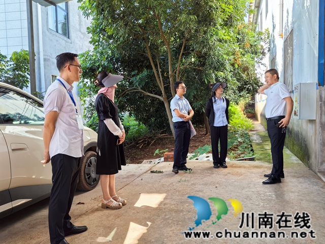 泸县:“零距离”走访返乡创业农民工,为“归雁兴业”保驾护航(图3) 走访组在泸县潮河镇四川泸州后湾龙眼果品有限公司开展调研.jpg