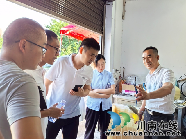 泸县:“零距离”走访返乡创业农民工,为“归雁兴业”保驾护航(图7) 走访组在泸县玄滩镇泸县海牧种养殖专业合作社开展调研.jpg