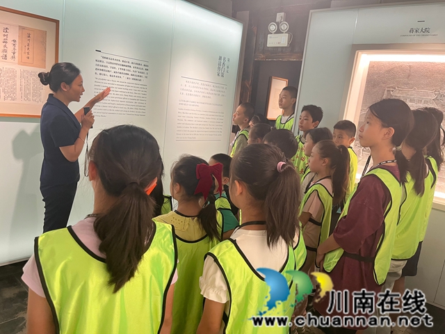 龙马潭区小市街道上大街社区：“民族团结一家亲”走进铸牢中华民族共同体意识宣教展陈馆