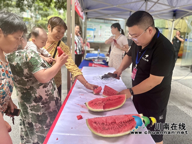 龙马潭区小市街道杜家街社区：政企联动送清凉 统战服务暖民心