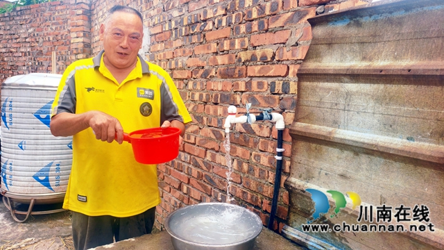 纳溪区新乐镇:高山农民喝上了“放心水”(图2) 图3:告别找水喝村民乐开怀 周超文摄.jpg