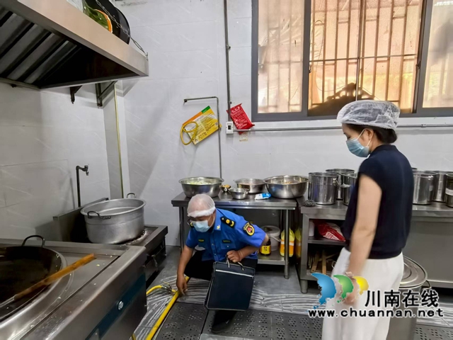 筑牢师生安全防线|龙马潭区开展燃气安全“校园周边+校内”双巡查(图2) 工2.jpg