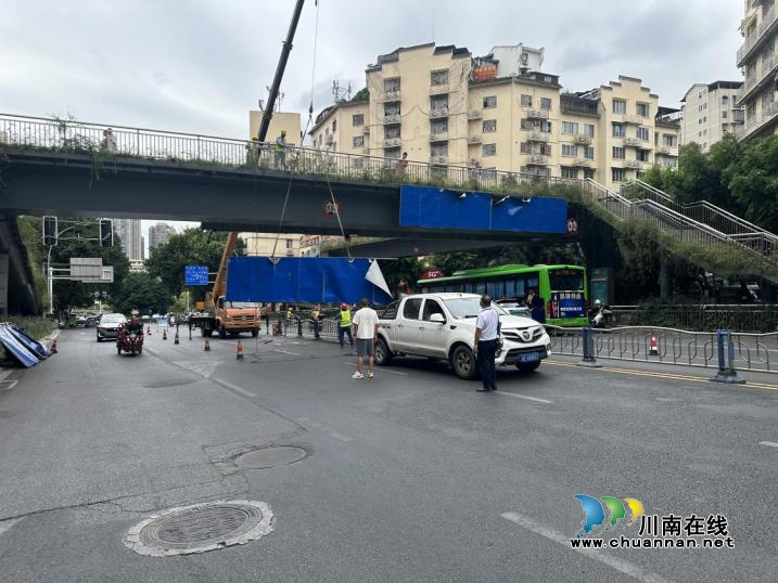 ‌龙马潭区重拳整治天桥广告隐患 350平方米"悬顶之危"成功消除‌