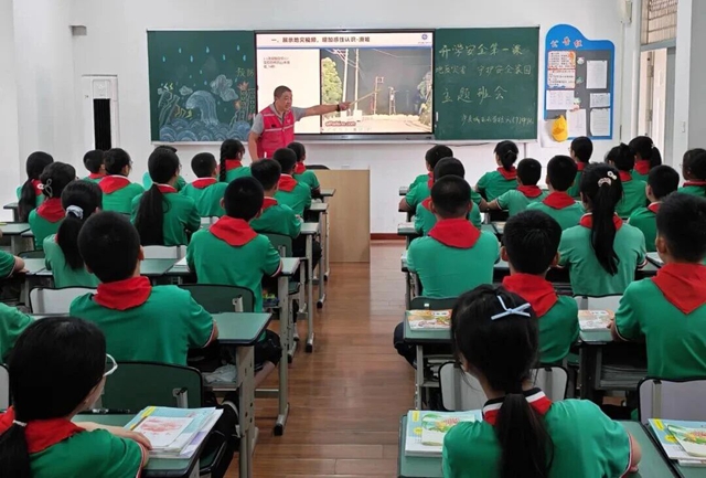 地灾科普进校园 筑牢安全“防护”墙｜泸州自规系统深入各校开讲开学第一课