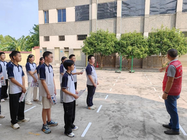 地灾科普进校园 筑牢安全“防护”墙|泸州自规系统深入各校开讲开学第一课(图3) 3.jpg