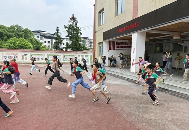 地灾科普进校园 筑牢安全“防护”墙|泸州自规系统深入各校开讲开学第一课(图6) 6.jpg