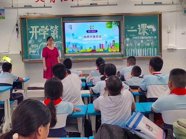 地灾科普进校园 筑牢安全“防护”墙|泸州自规系统深入各校开讲开学第一课(图5) 5.jpg