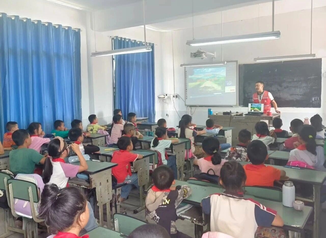 地灾科普进校园 筑牢安全“防护”墙|泸州自规系统深入各校开讲开学第一课(图8) 8.jpg