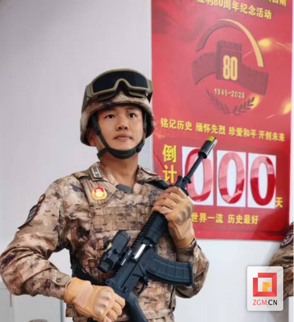 自贡小伙刘洋，光荣接受检阅！