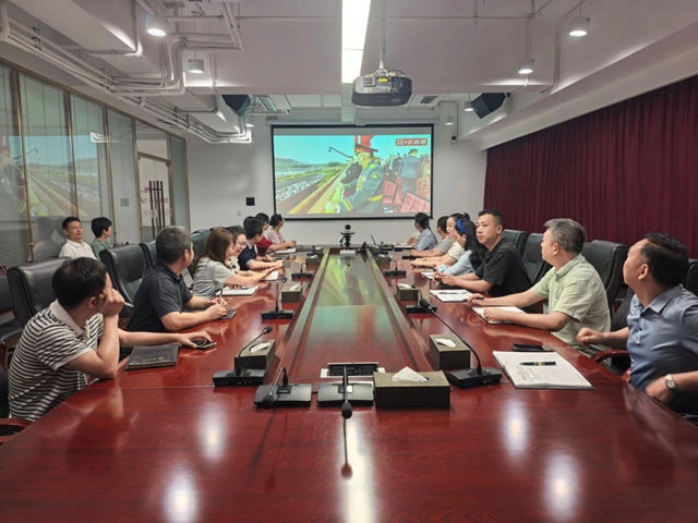 佳乐集团组织员工观看纪念中国人民抗日战争暨世界反法西斯战争胜利80周年大会(图2) 乐2.jpg