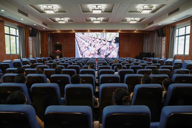 【忆峥嵘 传薪火】合江县中医医院组织职工观看纪念中国人民抗日战争暨世界反法西斯战争胜利80周年阅兵仪式