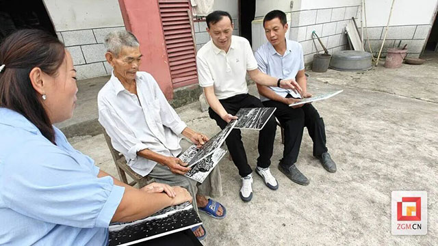 刻刀下的“文明积分”:自贡这个村用版画“画”出和美乡村新图景(图2) 2.jpg