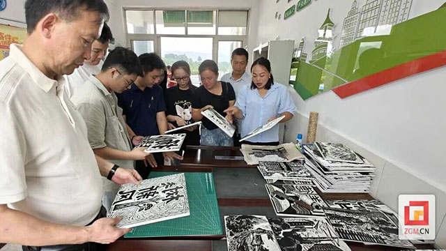 刻刀下的“文明积分”:自贡这个村用版画“画”出和美乡村新图景(图3) 3.jpg