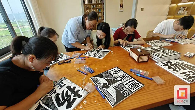 刻刀下的“文明积分”:自贡这个村用版画“画”出和美乡村新图景(图4) 4.jpg