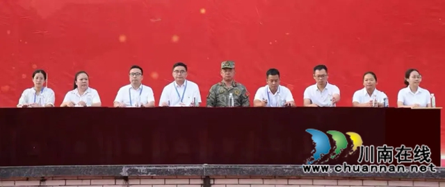 军训铸军魂,青春谱新章|泸县一中举行2025级新生军训结训典礼(图2) 领导.jpg