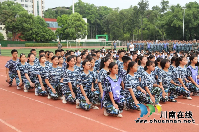 军训铸军魂,青春谱新章|泸县一中举行2025级新生军训结训典礼(图3) 表演3.jpg