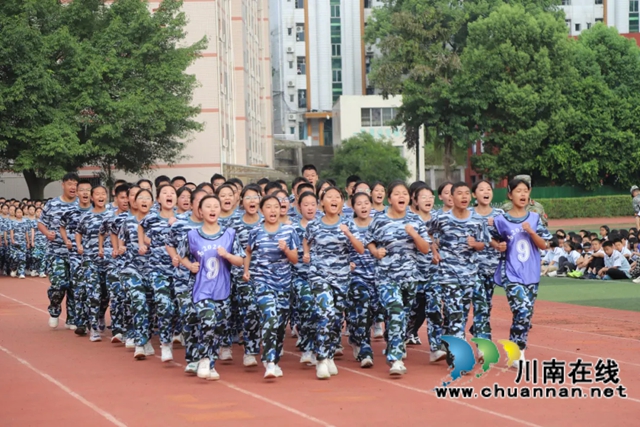 军训铸军魂,青春谱新章|泸县一中举行2025级新生军训结训典礼(图4) 表演4.jpg