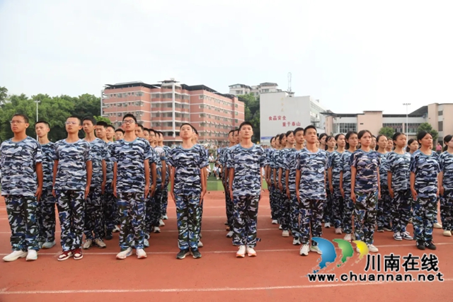 军训铸军魂,青春谱新章|泸县一中举行2025级新生军训结训典礼(图6) 汇报表演2.jpg