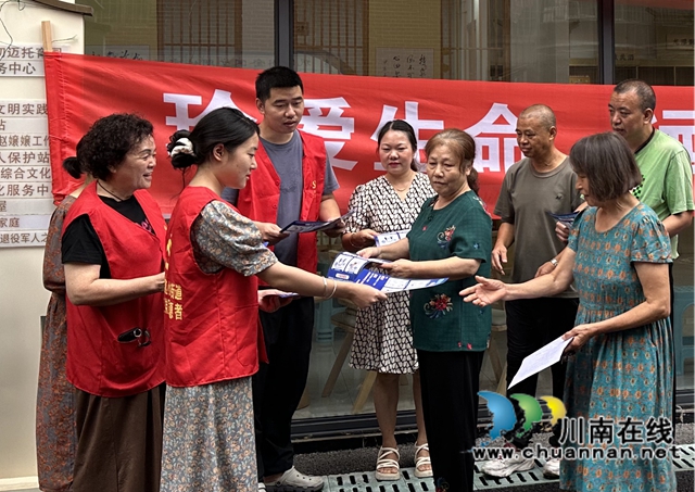 龙马潭区小市街道杜家街社区开展“反诈骗、防‘毒驾’”集中宣传活动