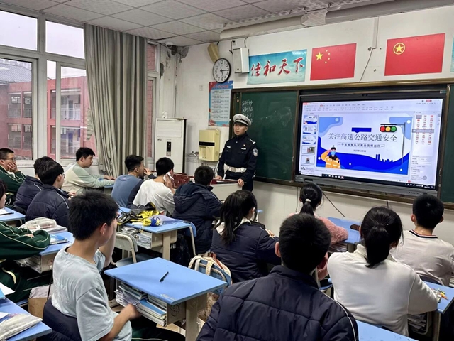 泸州市教体局联合交警部门致全市学生及家长的一封信(图2) 2.jpg