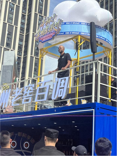 当街球霸王相约“舌尖味道” ：NBA球星与“泸州非遗”在成都相见