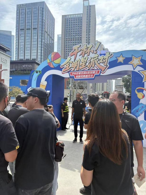 当街球霸王相约“舌尖味道” :NBA球星与“泸州非遗”在成都相见(图2) 球2.jpg