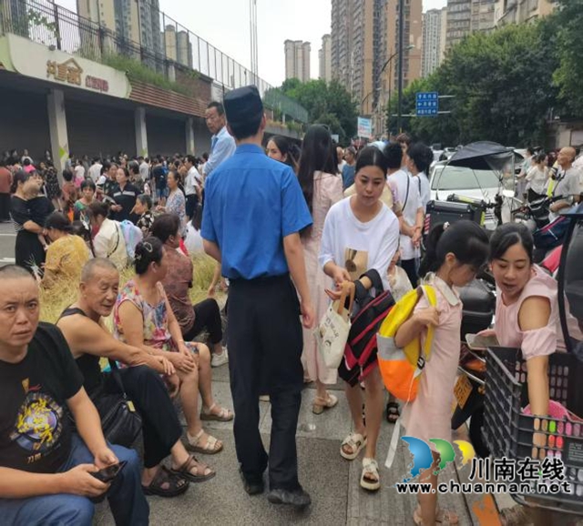 龙马潭区综合行政执法局：​护航开学季，筑牢安全线