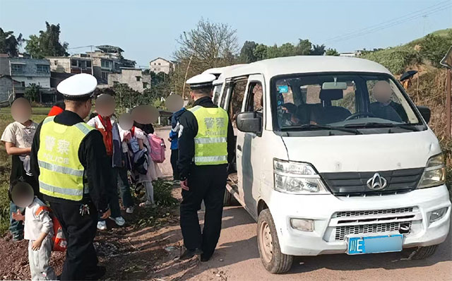 7座面包车挤满13名学生 泸州一司机涉嫌犯罪被刑事立案(图1) 1.jpg