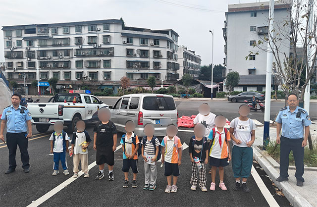 7座面包车挤满13名学生 泸州一司机涉嫌犯罪被刑事立案(图3) 4.jpg