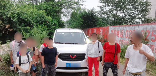 7座面包车挤满13名学生 泸州一司机涉嫌犯罪被刑事立案(图4) 5.jpg