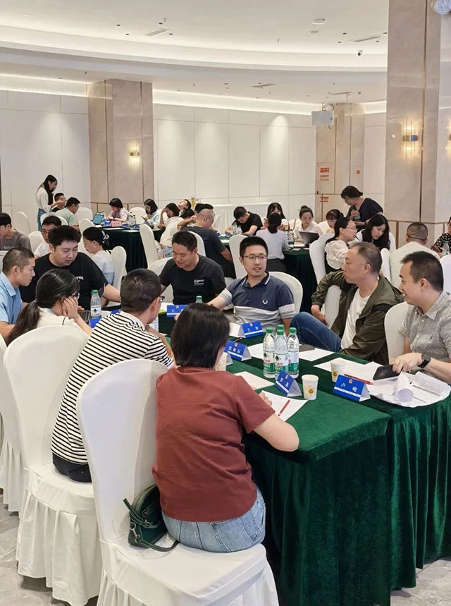 泸州市市场监管局召开2025年第三季度“训赛评”现场培训暨药械化风险会商会(图2) 2.jpg