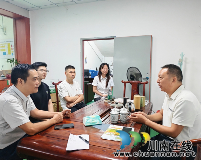 泸县:送政策、优服务,激发返乡创业群体活力(图4) 走访组在泸县方洞镇四川富郎箱包有限公司开展调研1.jpg