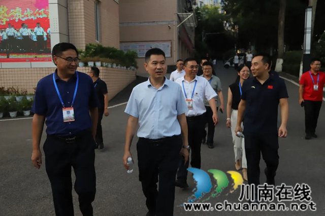 泸州市教育和体育局副局长冯友平率队检查泸县一中开学安全工作
