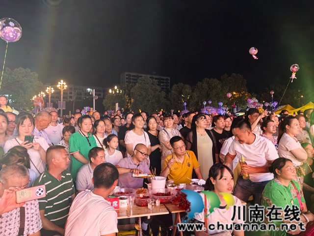 泸县2025年龙眼龙虾消费季系列活动正式启动(图3) 边吃边看演出.jpg