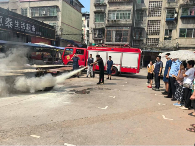泸县天兴镇组织开展老旧小区与九小场所 “实战化” 消防应急演练