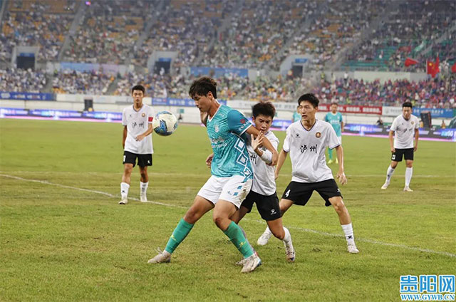 泸州队利用前场任意球机会直接破门|贵阳“城超”开赛(图2) 2.jpg