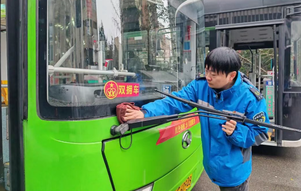 红色方向盘︱泸州公交党员大线路先锋示范在行动(图4) 4.png