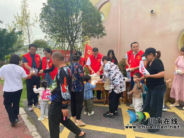 纳溪区委编办深入社区开展“防网络诈骗”主题党日活动