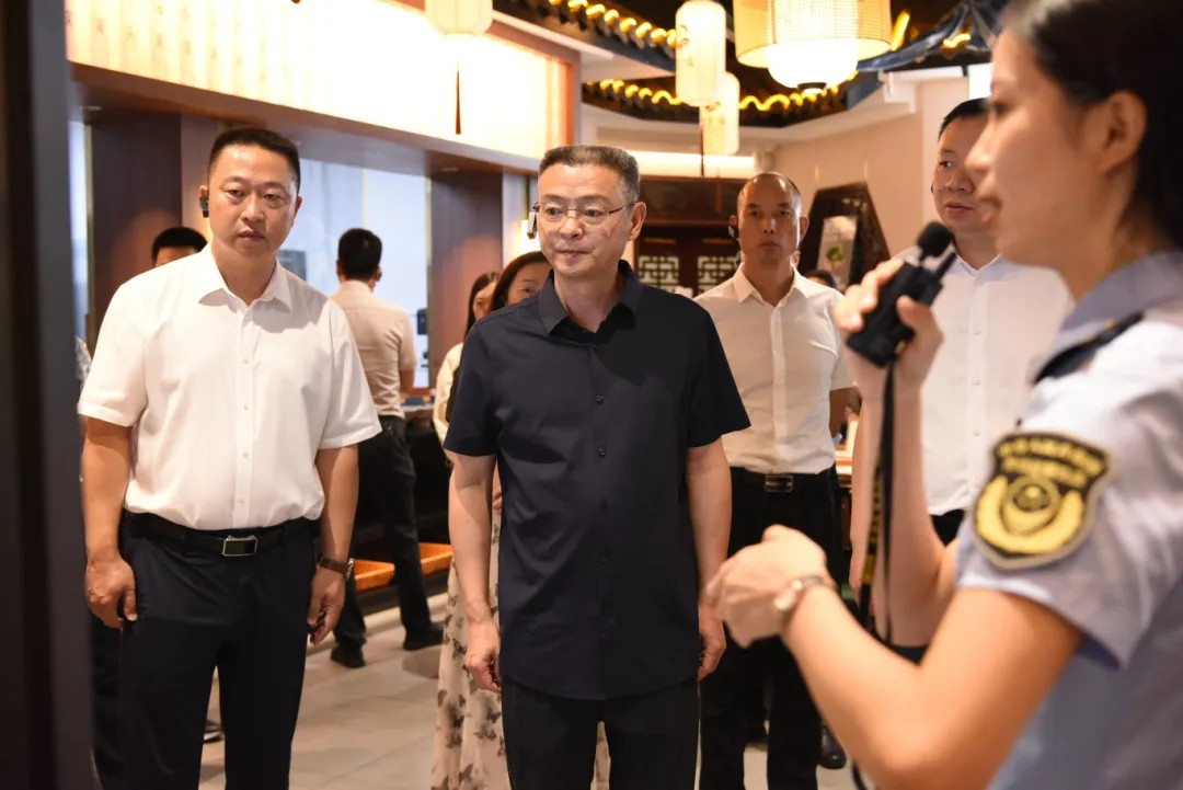 泸州市市场监督管理局召开2025年泸州市特色美食街区食品安全和品质提升促进餐饮产业高质量发展现场工作会(图3) 10003.jpg