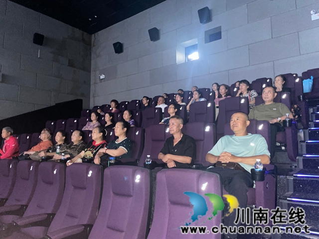 观红色电影  促民族同心┃龙马潭区小市街道下大街社区开展红色观影活动